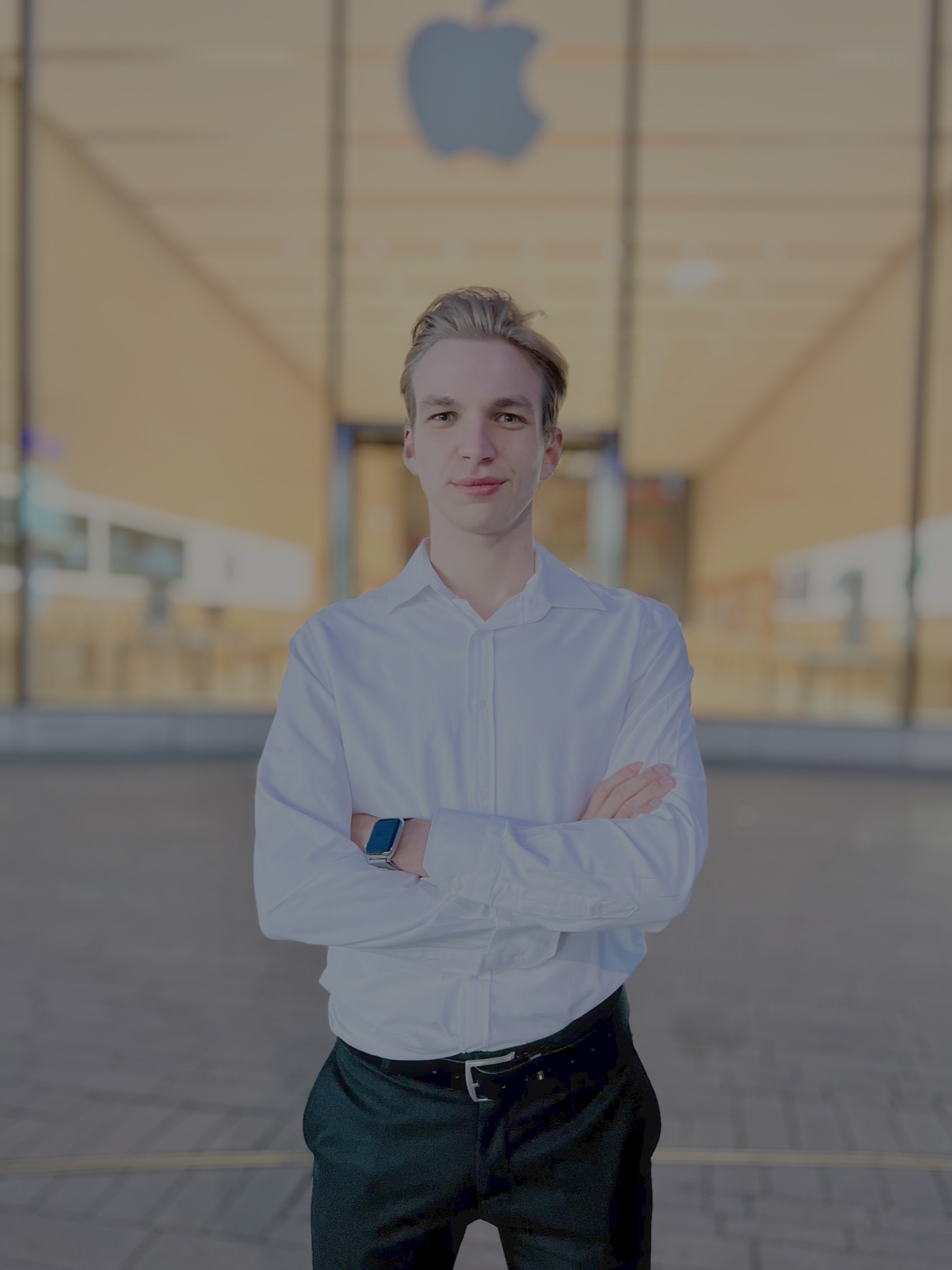 Justin Hüsges von TechnikPuls vor einem Apple Store